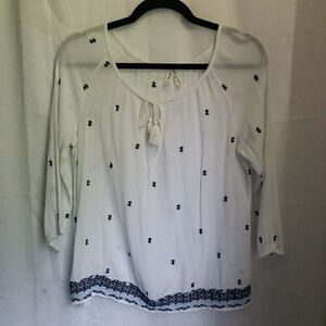 Mudd Boho Shirt White Navy Blue Embroidered Elastic 3/4 Sleeve Cuff Women Size L